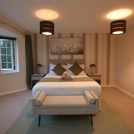Luxury, Family-friendly With Garden Feriehus